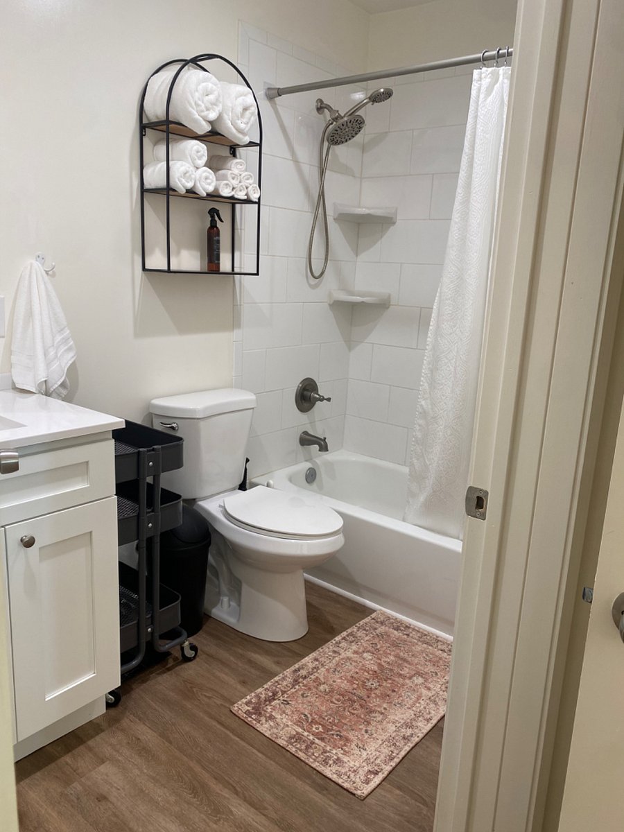 Full size restroom with bath/shower and bath set. 