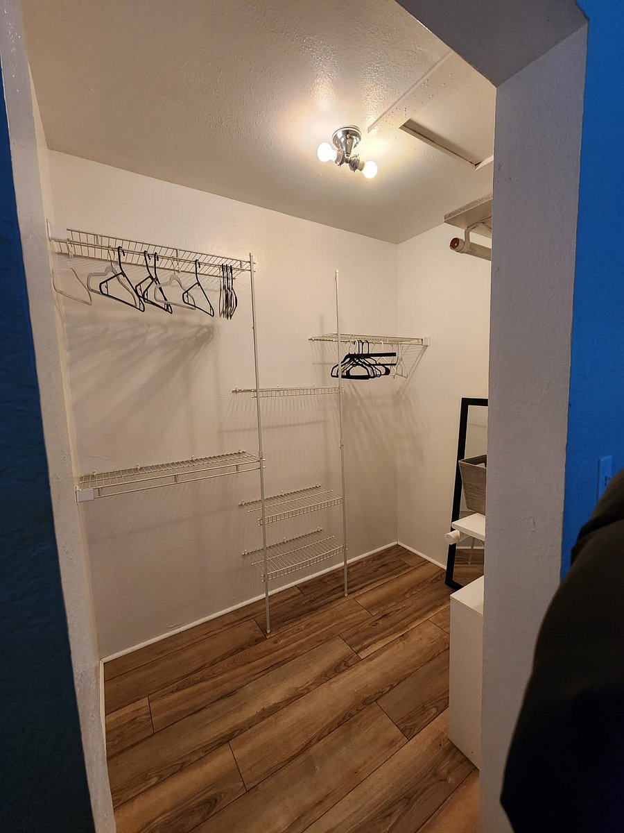 MASTER WALK- IN CLOSET