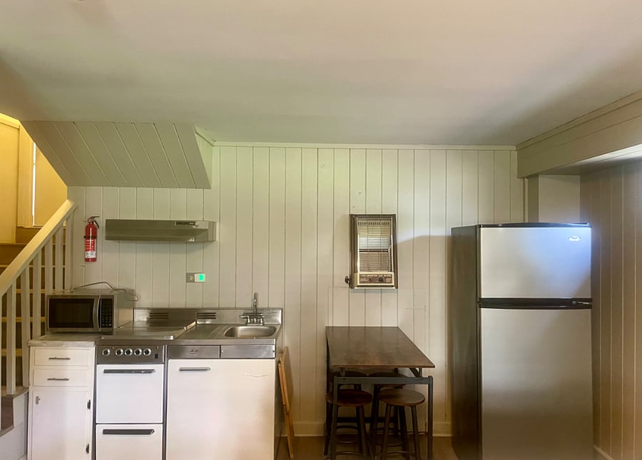 Kitchenette with four burners, microwave and a Dining area
