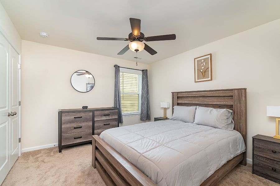 second bedroom (queen)