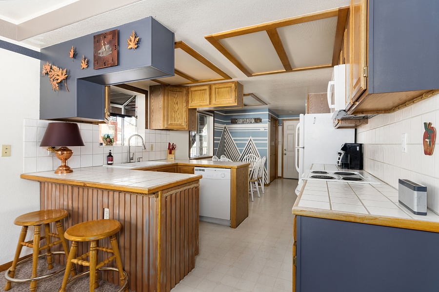 Spacious kitchen area where you can prepare sumptuous meal for your friends and family.