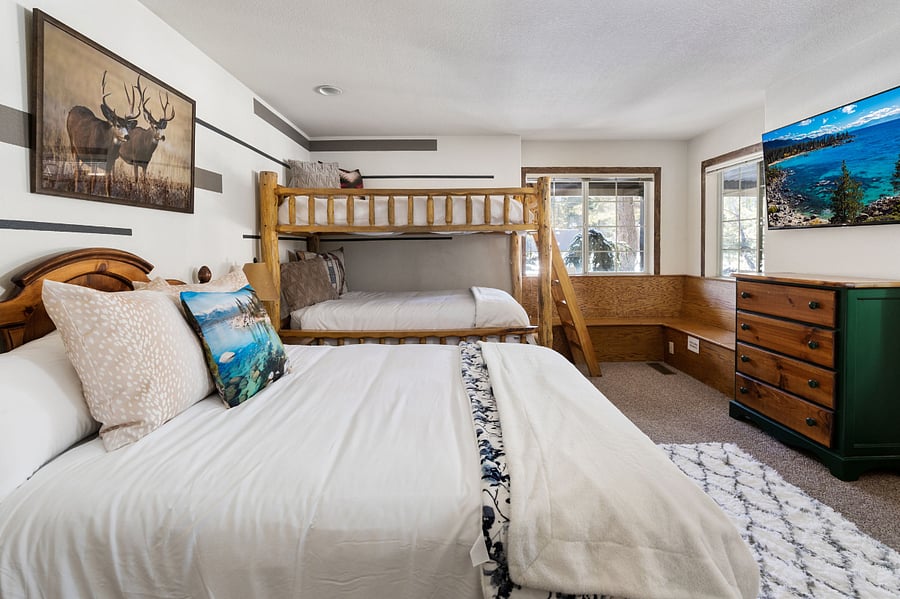 Bedroom 3 with 1 queen bed and 3 bunk beds. Perfect for your teens or teens at heart :)