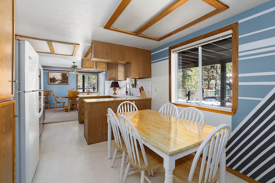 Second dining area that can comfortably sit 6 people.
