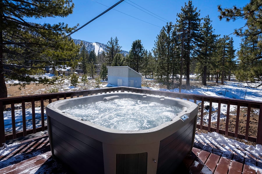 Breath-taking view while enjoying your time in the hot tub! Instagrammable indeed! View Heavenly ski resort, the mountain , casino night life, and hear the music from the outdoor Harrahs casino, concerts, or while sitting in the hot tub.