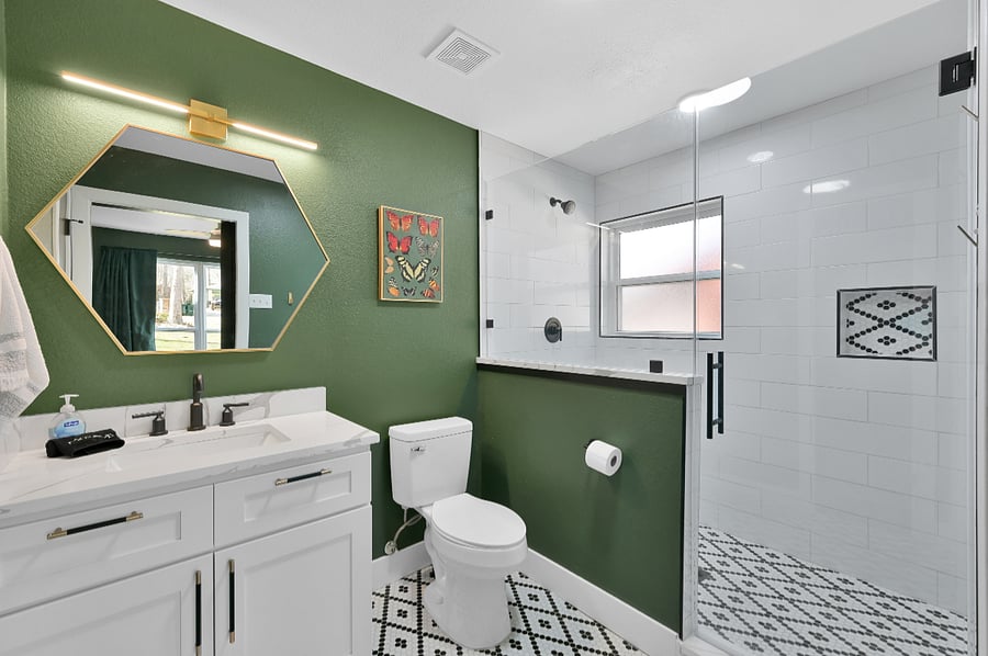 This private bathroom is adjoining the 'queen' bedroom downstairs.