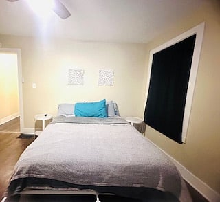 Queen bed.