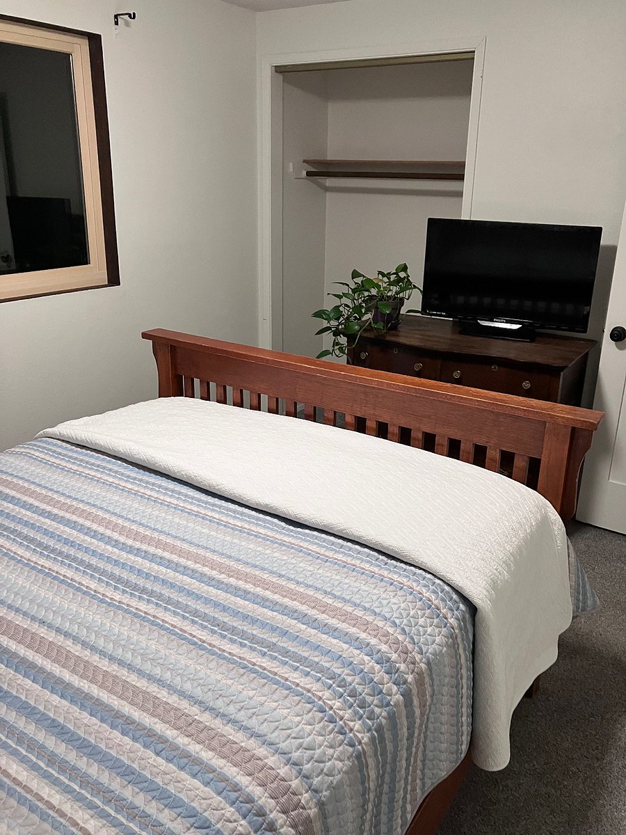 Craftsman room, dresser, tv, closet