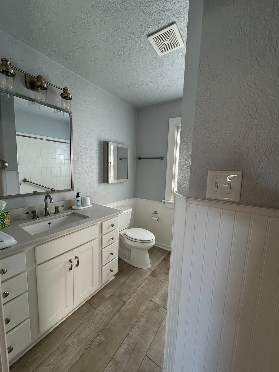 Full bath with tub/shower
