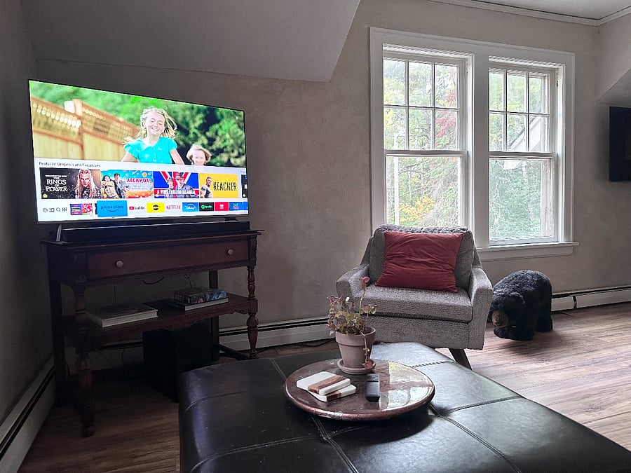 Samsung tv with sound bar and lots of apps