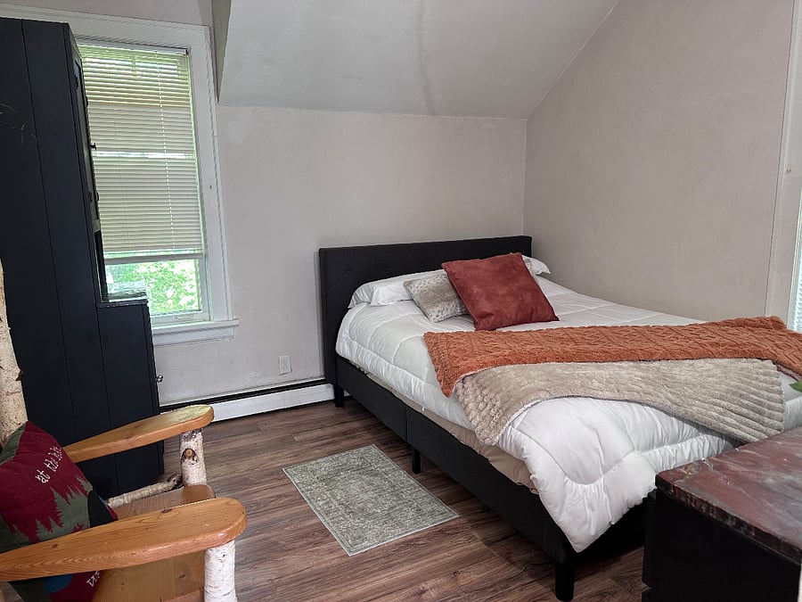 Main bedroom w/ queen bed.