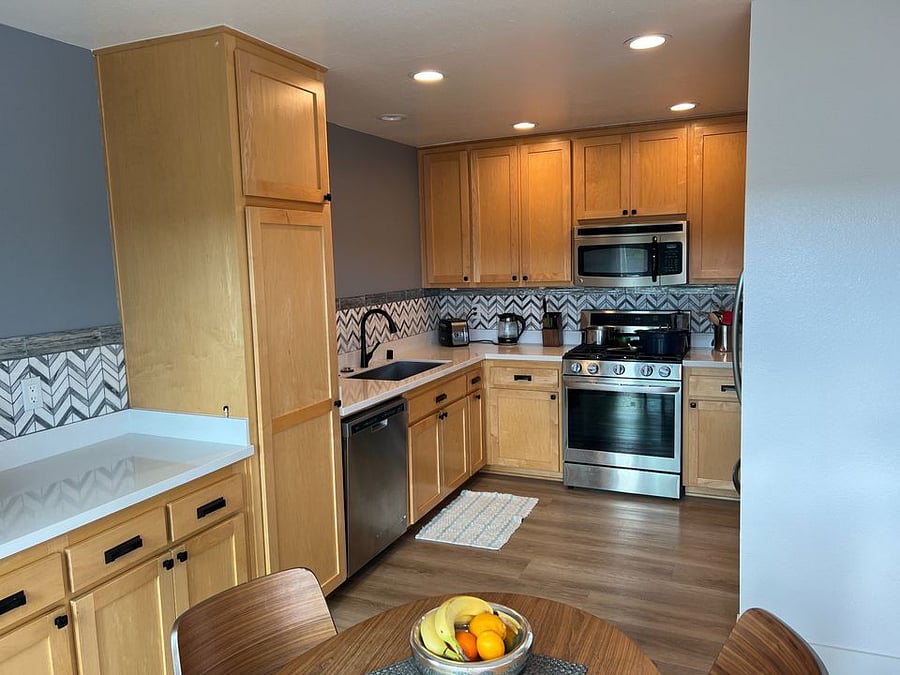 Cooks kitchen with Air-Fry oven and gas range. Make some great meals.