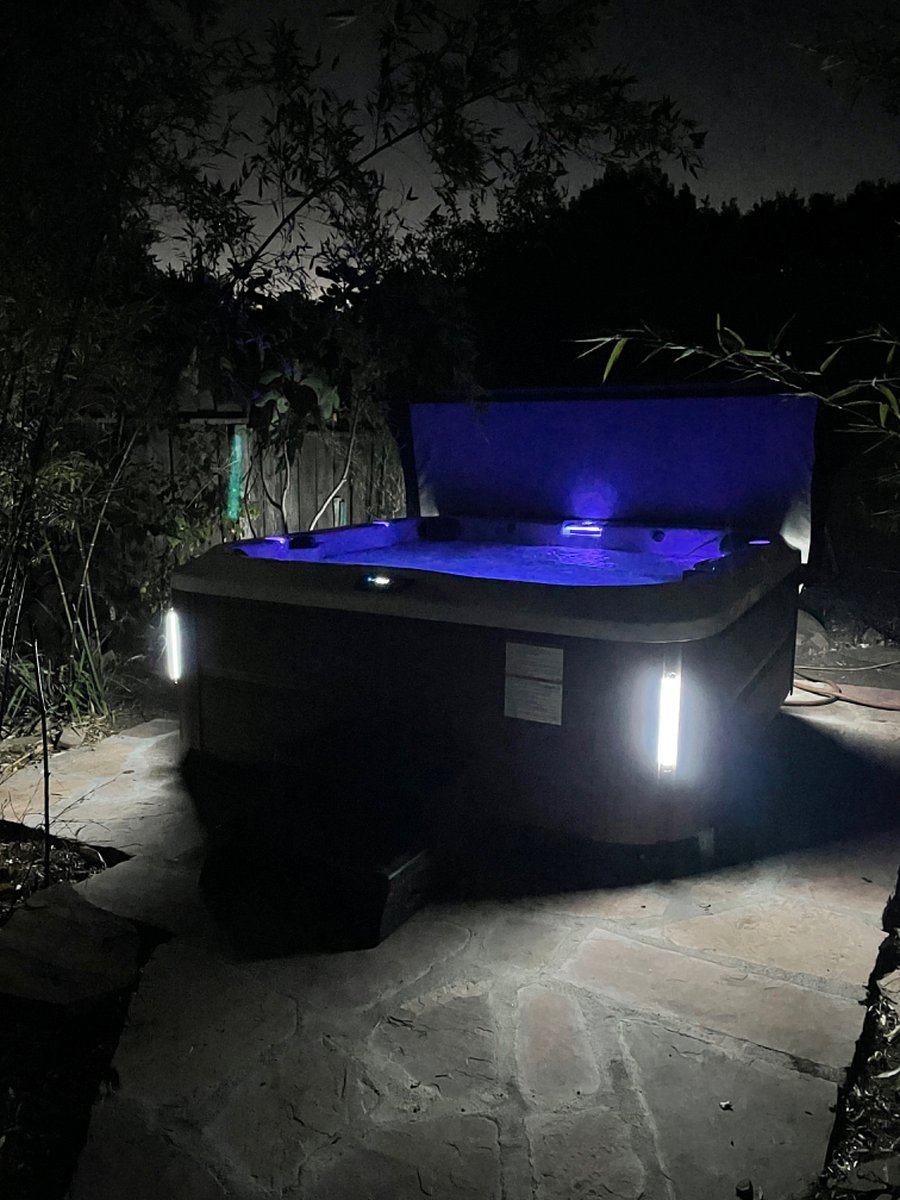 8 person jacuzzi, new in May 2022