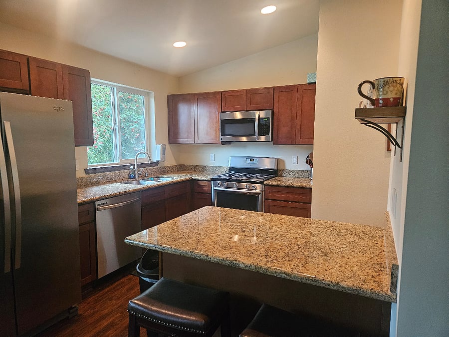 Kitchen with breakfast bar