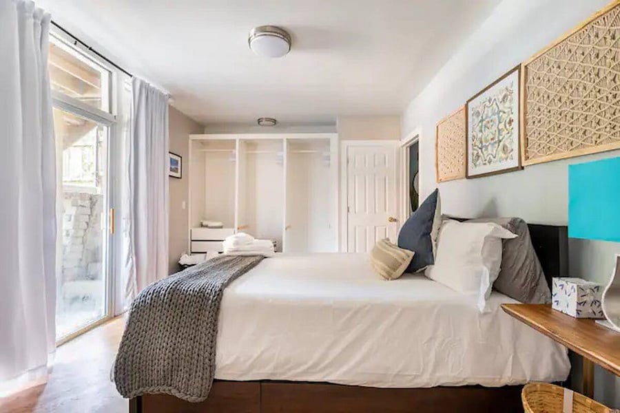 1 Queen bed in Master