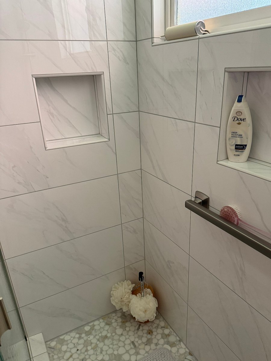 Oversized shower with adjustable level showerhead
