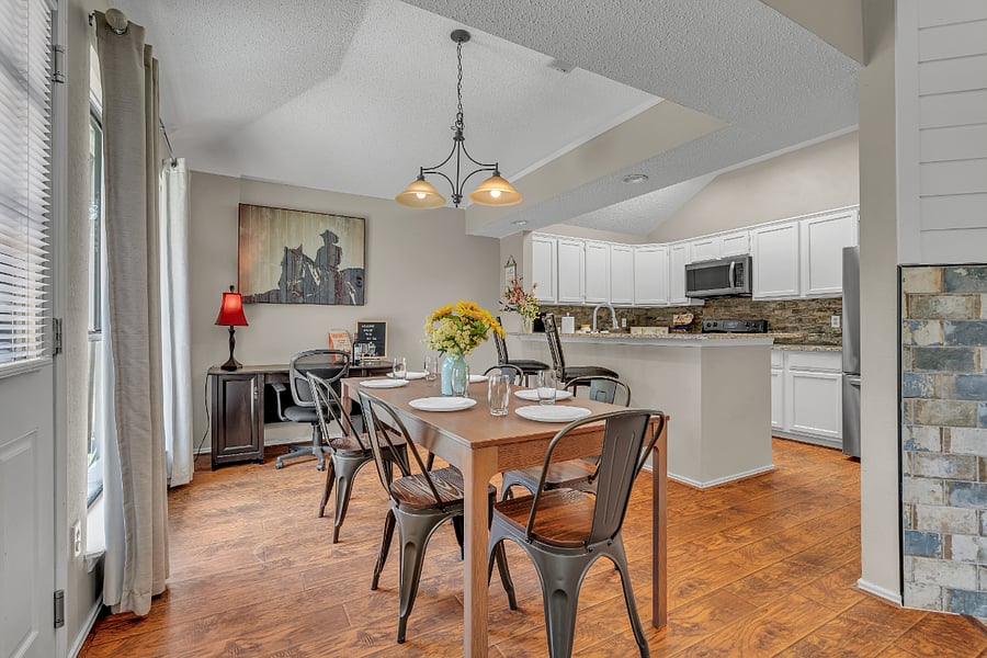 Dining area for 6 with table and 2 at bar seating