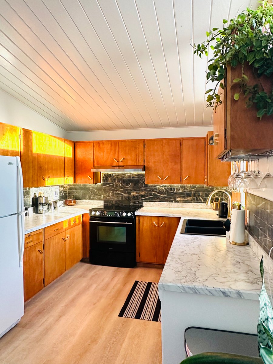 Fully equipped kitchen with original cabinets