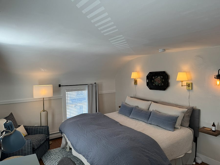 Sunny, cozy King Bedroom