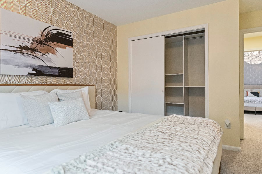 Large king size bed in beautifully decorated 2nd bedroom. W/smart TV