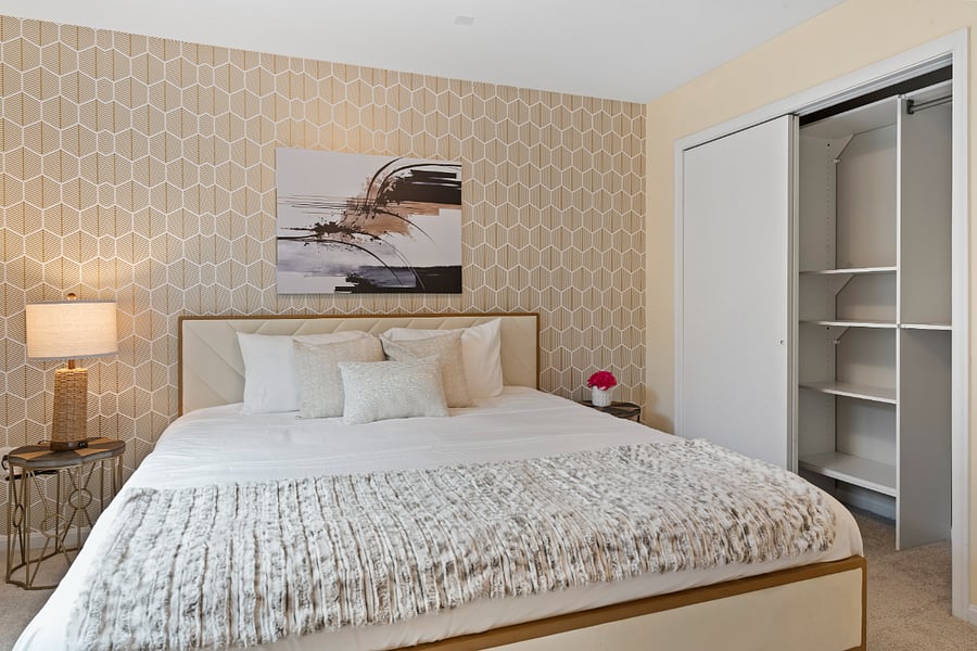Large king size bed in beautifully decorated 2nd bedroom. W/smart TV