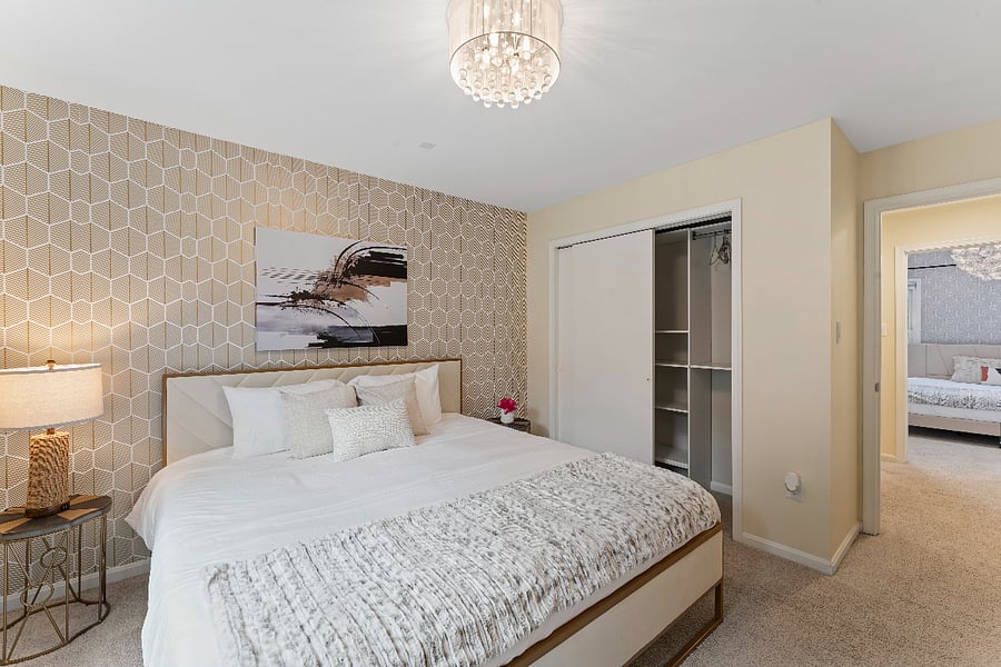 Large king size bed in beautifully decorated 2nd bedroom. W/smart TV