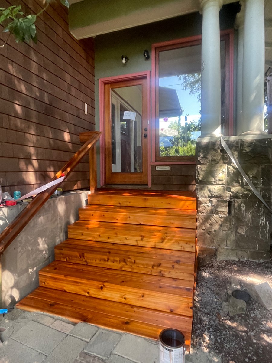 The front entrance is for the upstairs unit (wonderful, very friendly people), but you're still free to hang out on the steps and all over the yard!
