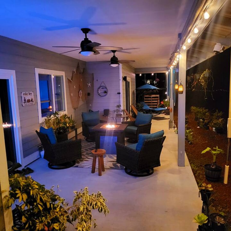 Lanai w/fireplace and 70" Smart TV