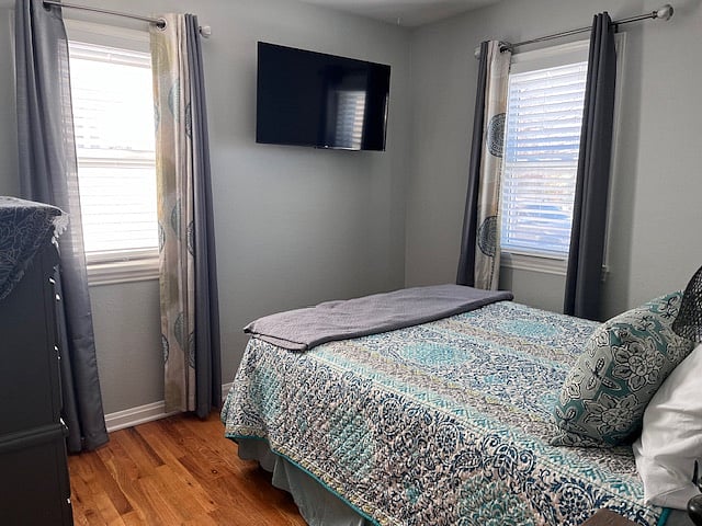 2nd Bedroom with full size bed and 50" smart TV