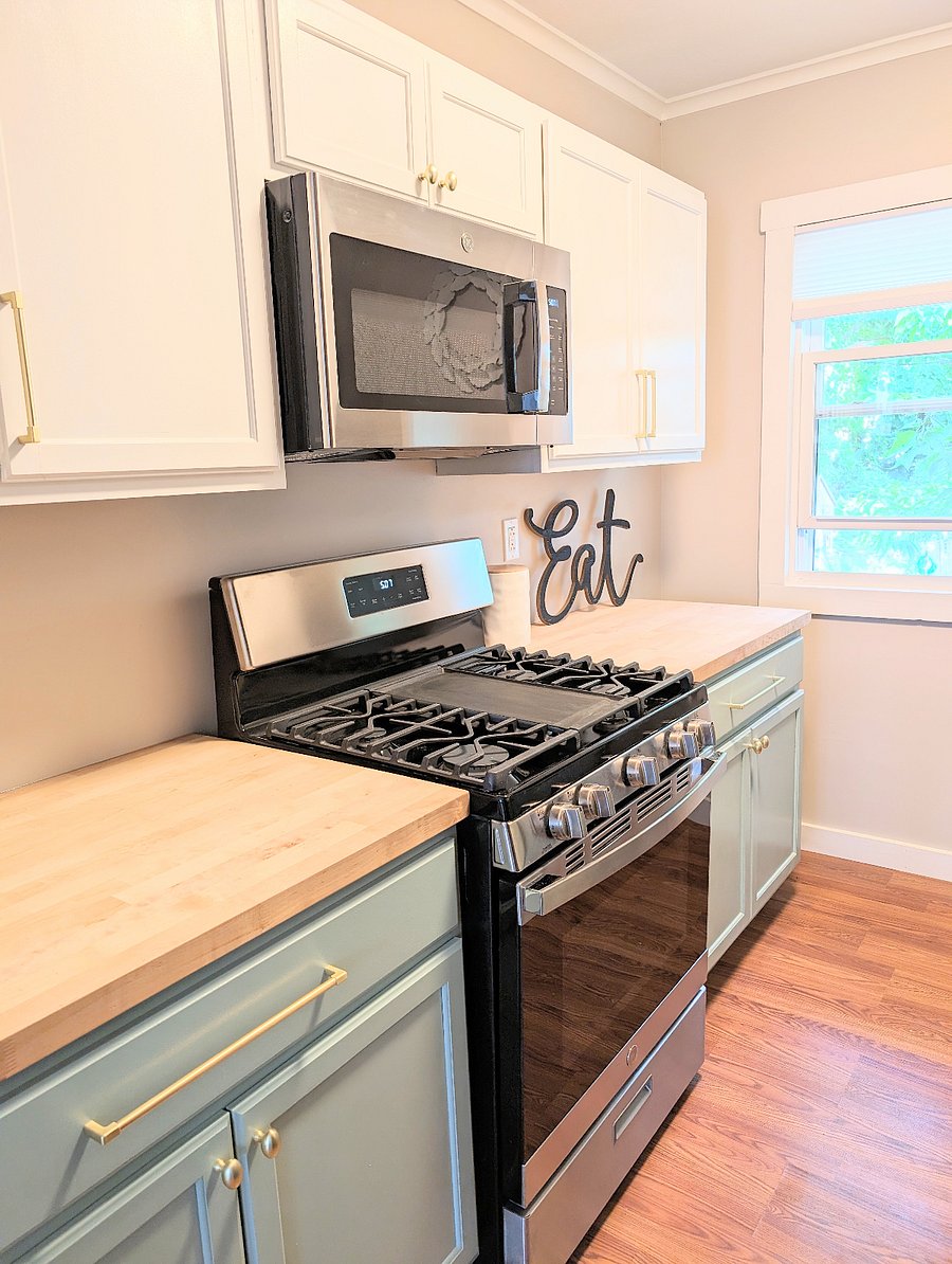 Kitchen w/ Gas Stove