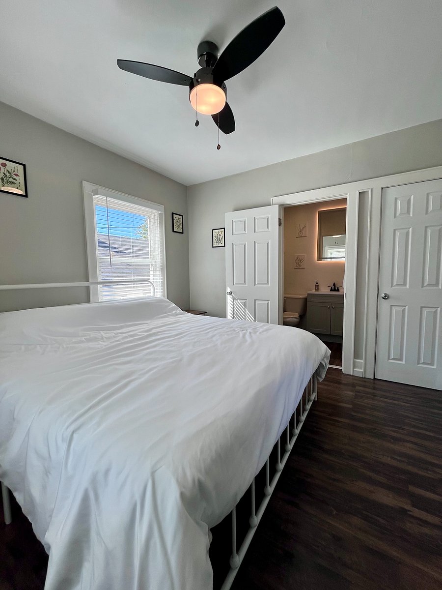 Main bedroom with direct access to main bathroom