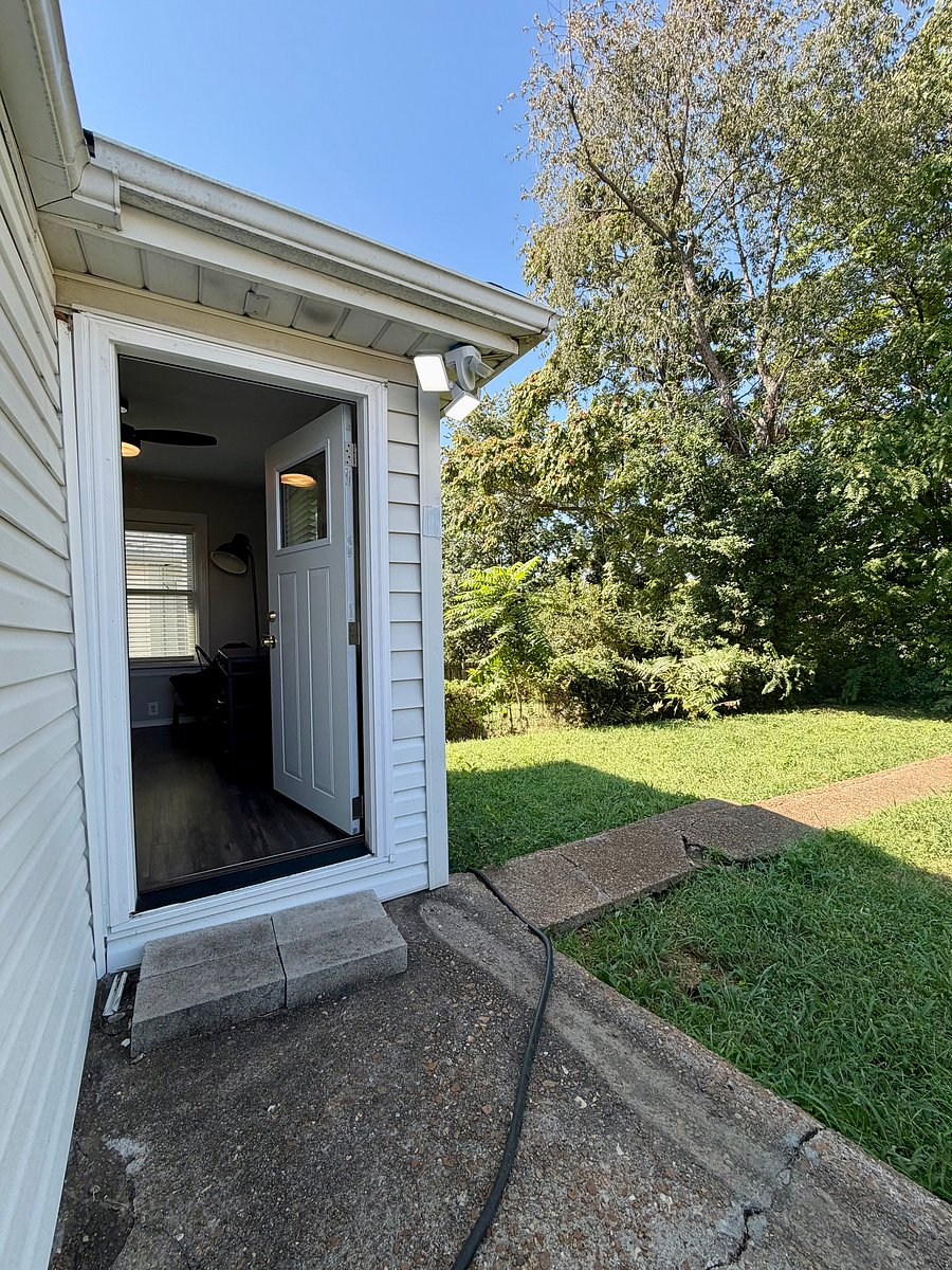 Access to fully fenced in back yard