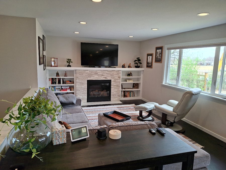 Livingroom with gas fireplace