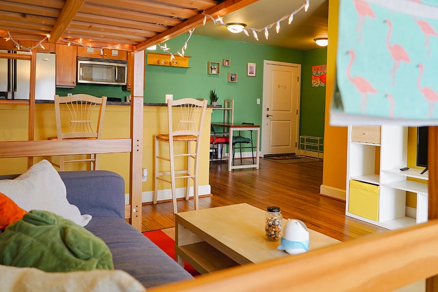 Living room - view of the entrance.