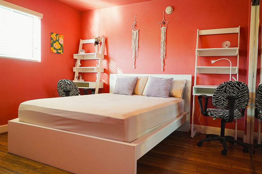 Bedroom - queen bed.