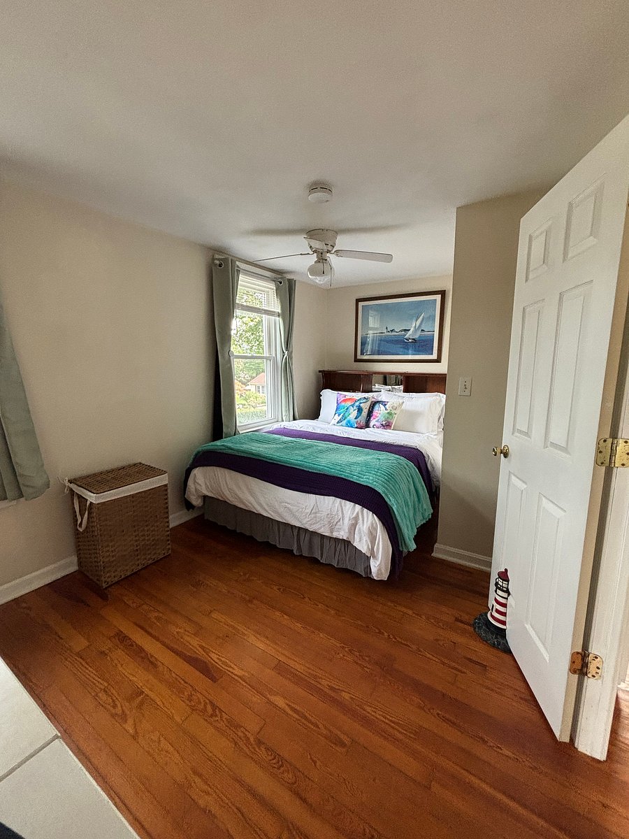 Bedroom 1 - Queen size bed