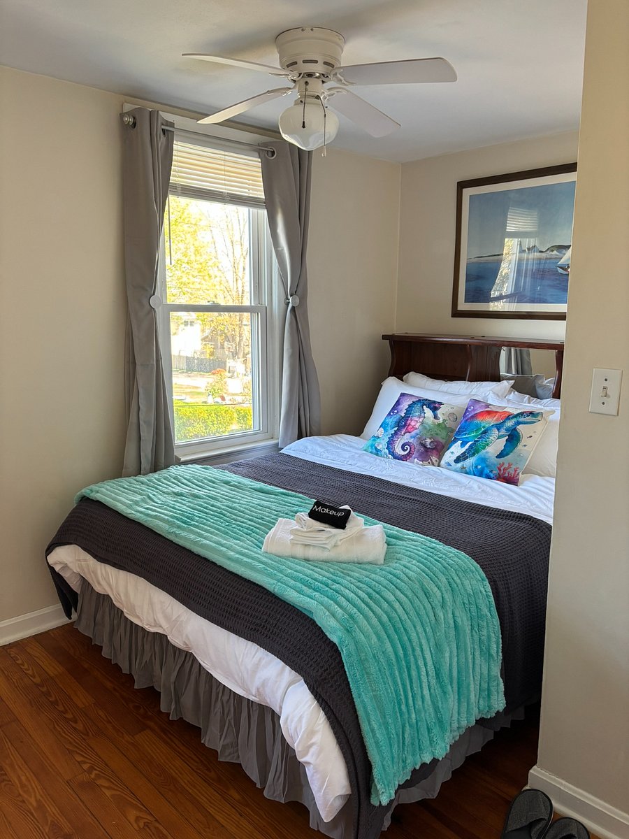 Bedroom 1 - Queen size bed