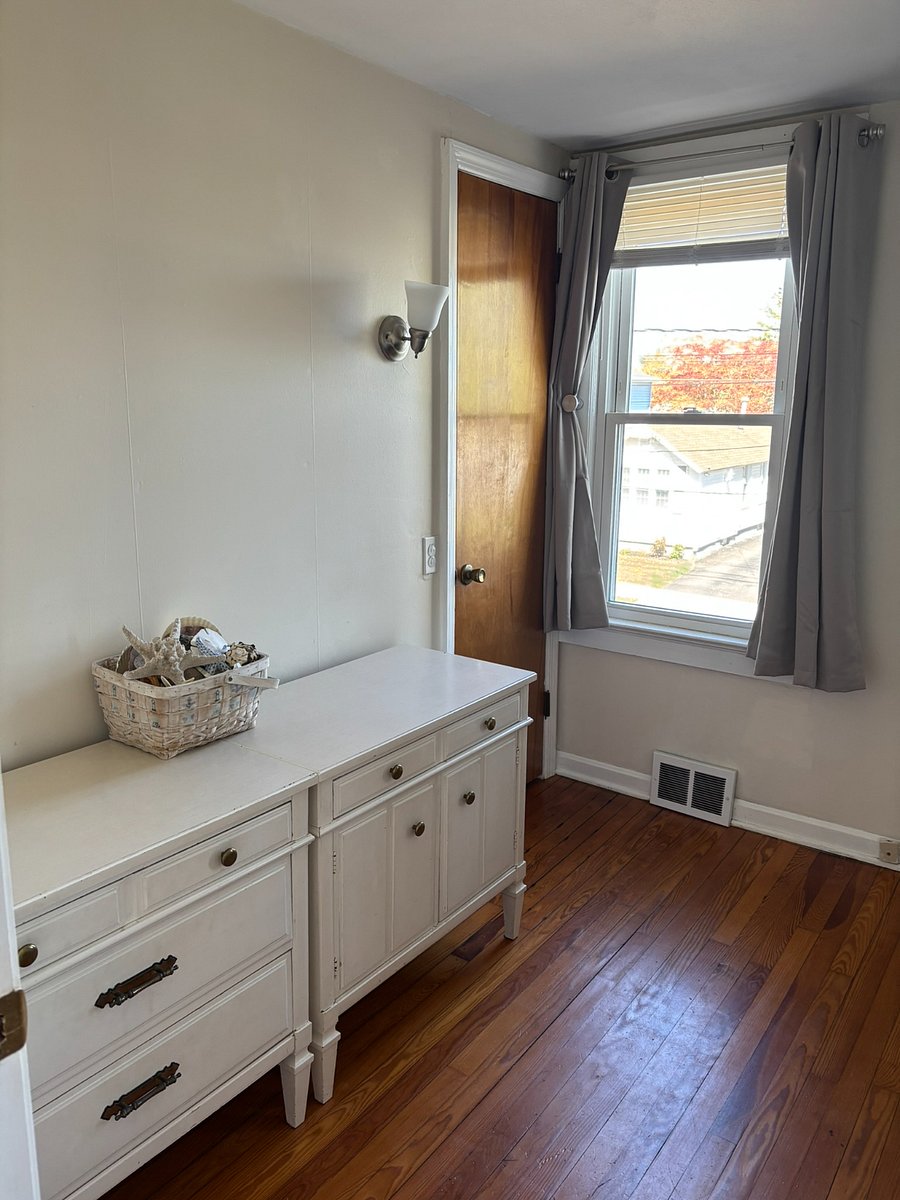 Bedroom 1 - Queen size bed