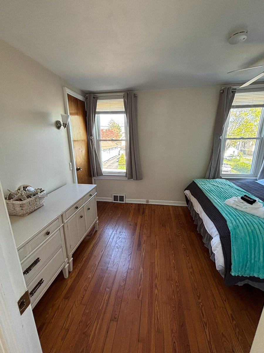 Bedroom 1 - Queen size bed