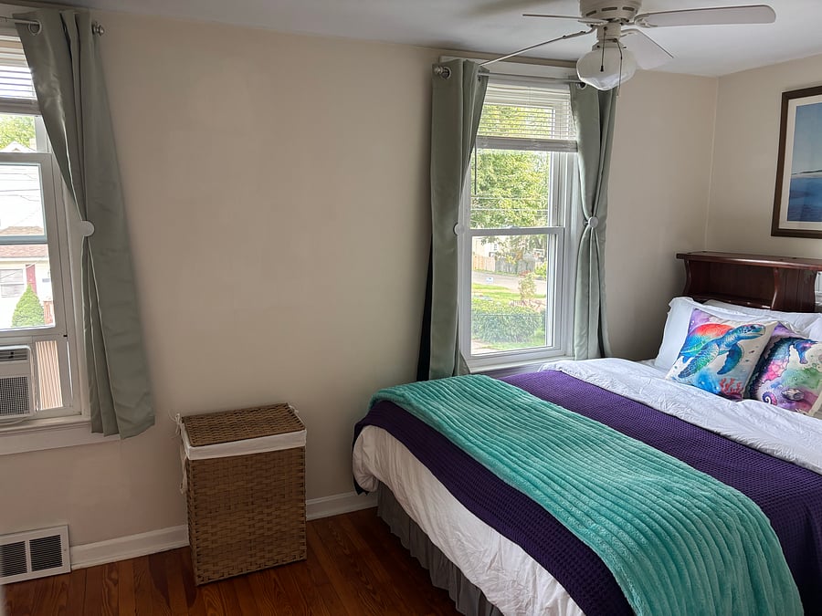 Bedroom 1 - Queen size bed