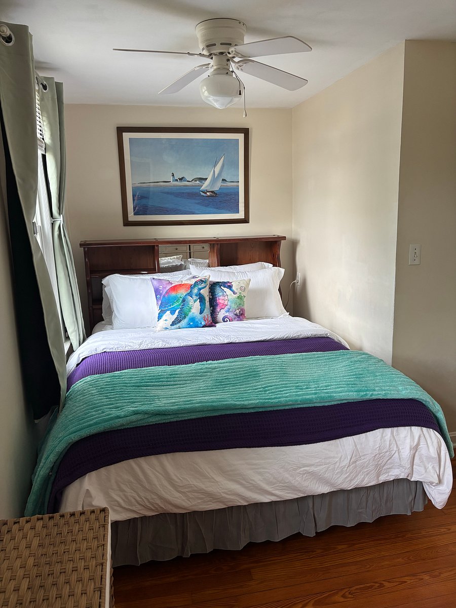 Bedroom 1 - Queen size bed