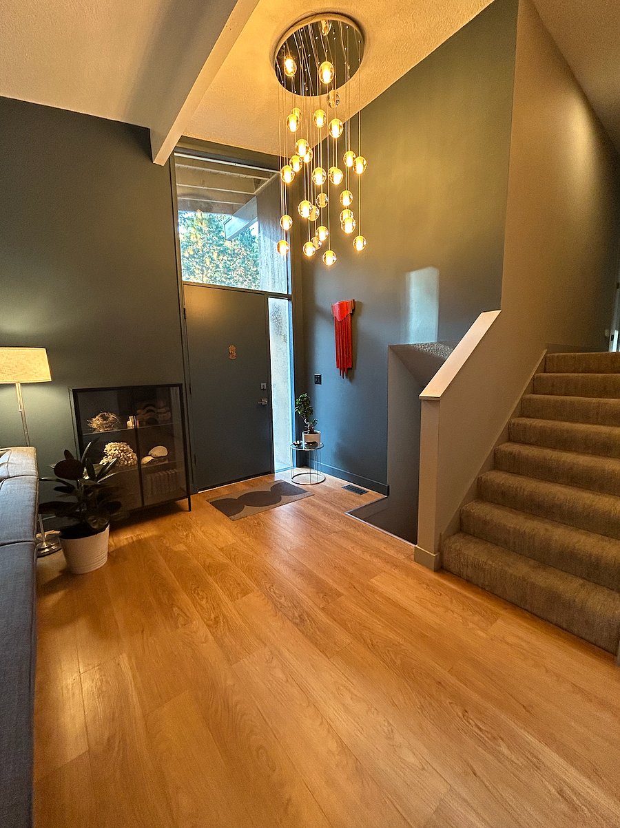 Entry area w/ coat closet