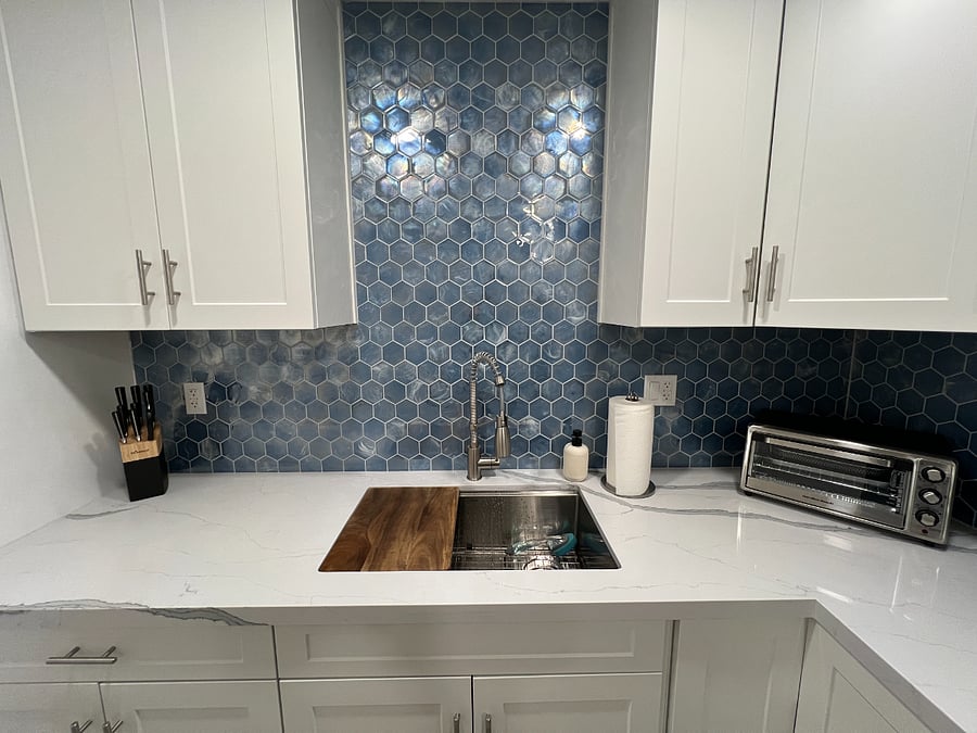 Check out that backsplash! Full size sink with storage for a drying rack and cutting board, knife set, toaster oven. The entire studio uses filtered water that is safe to drink.