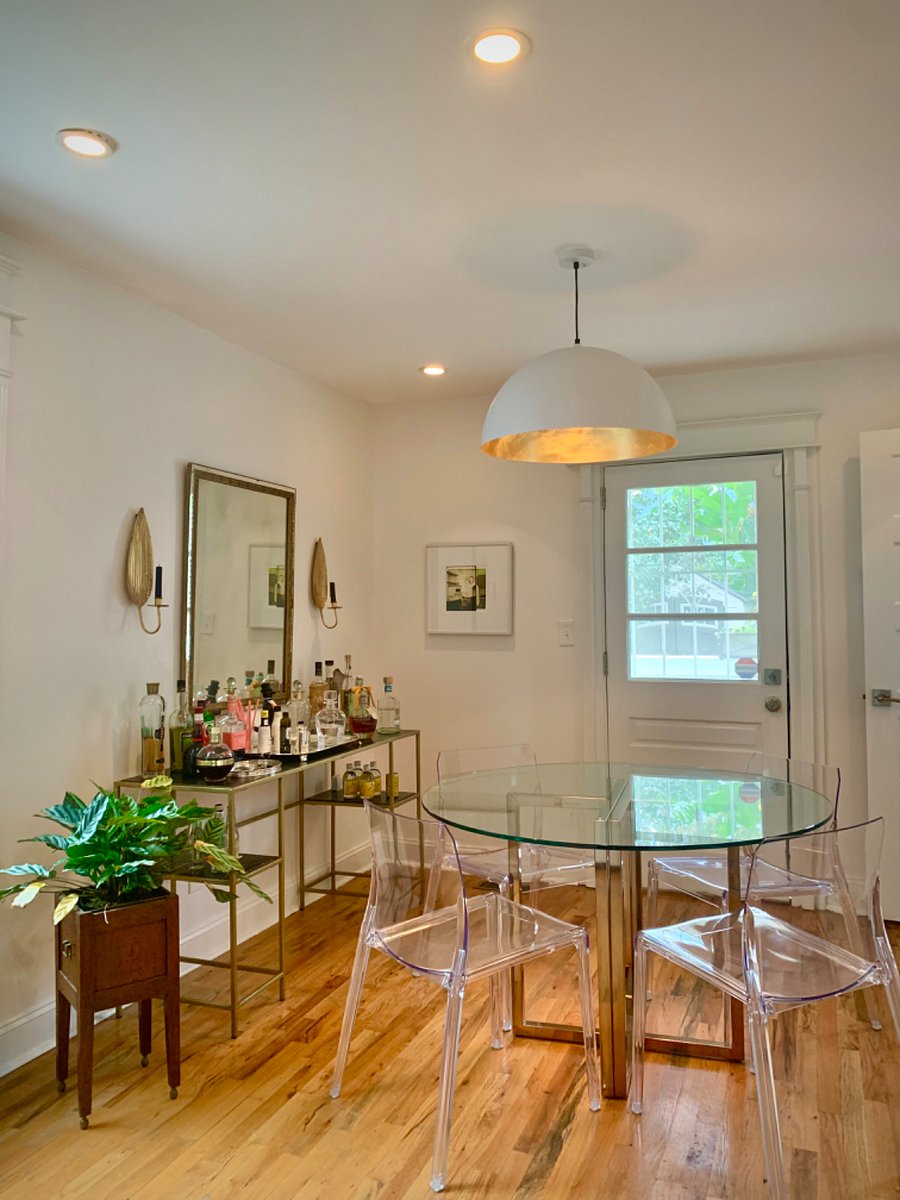 Small dining and bar area adjoining the galley kitchen.