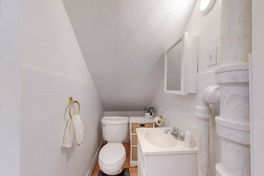 2nd floor 1/2 bath