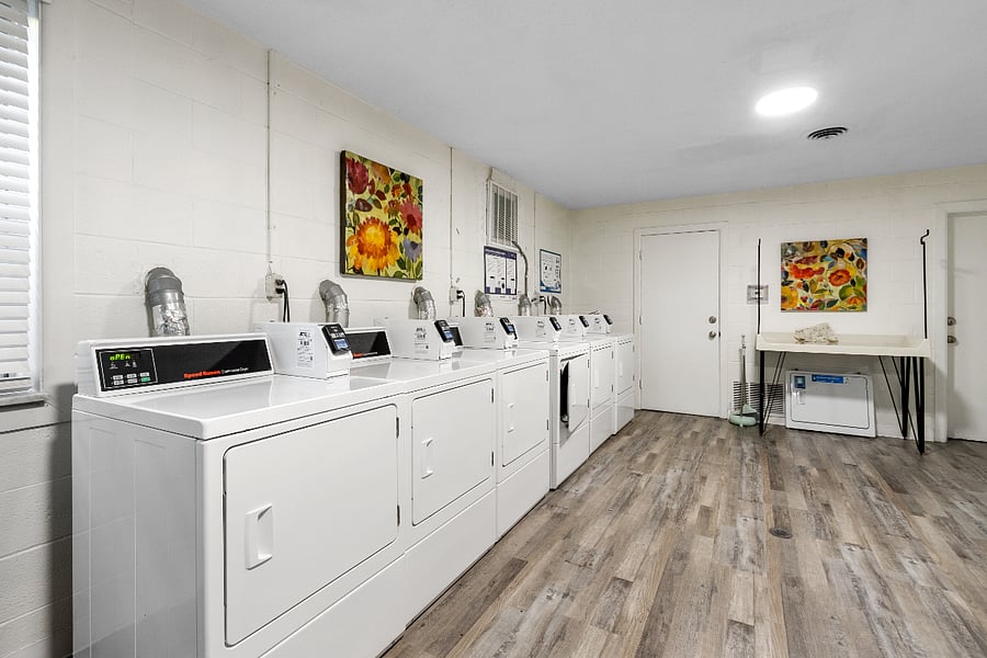 24/7 Coin Laundry