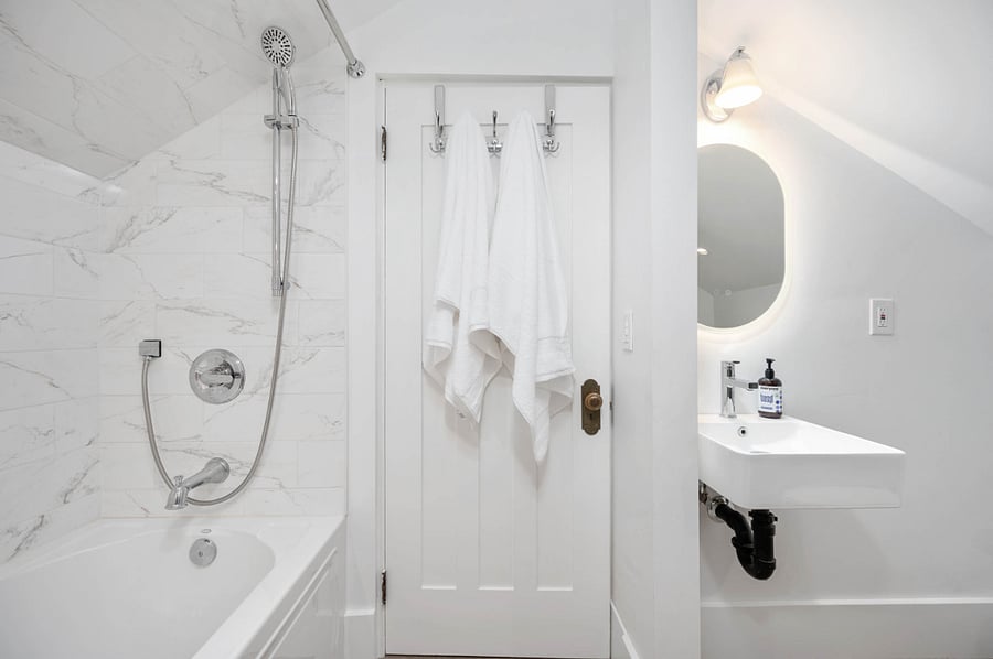 Upstairs full bathroom.