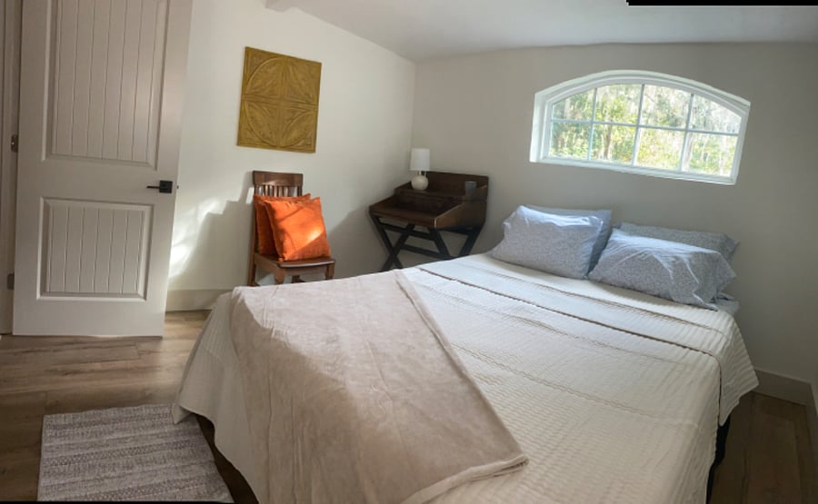 Second bedroom, queen size bed.