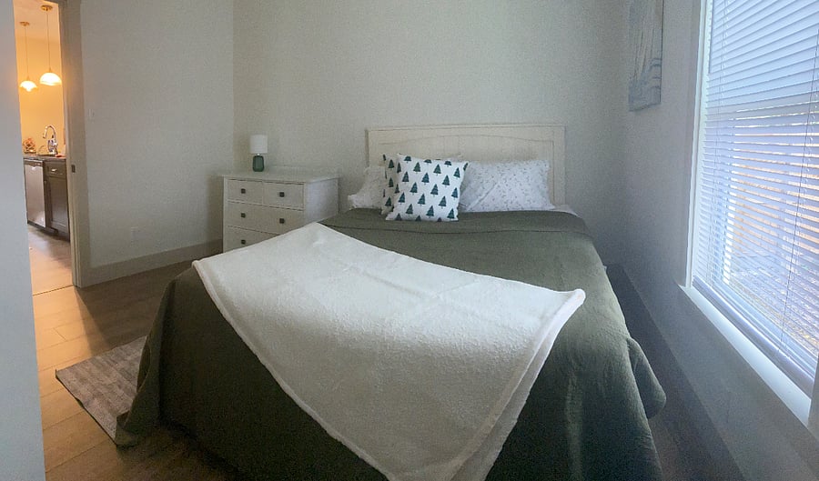 Main bedroom, Queen size bed.