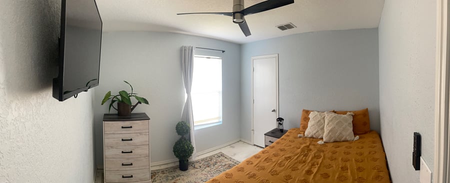 Standard room with queen bed