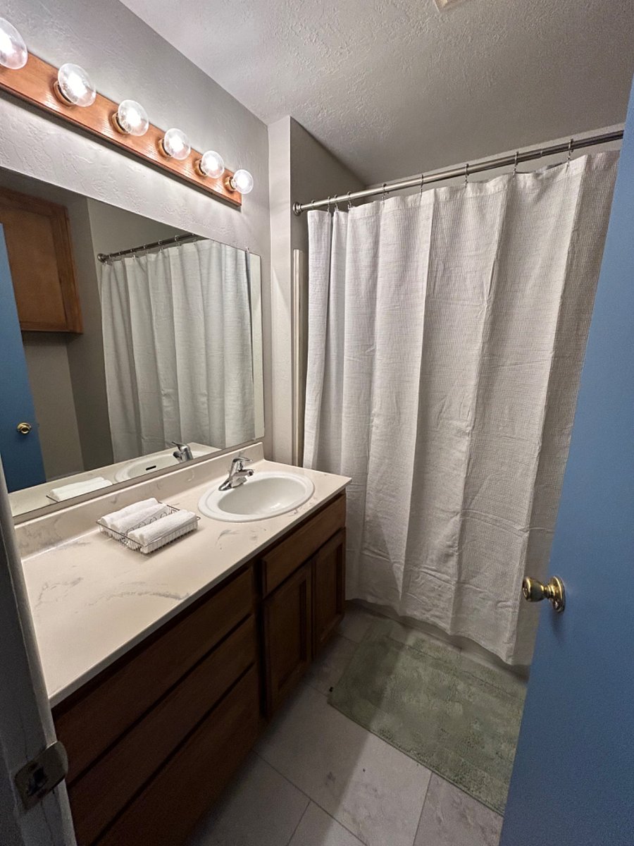 Hall Bathroom with Bath/Shower
